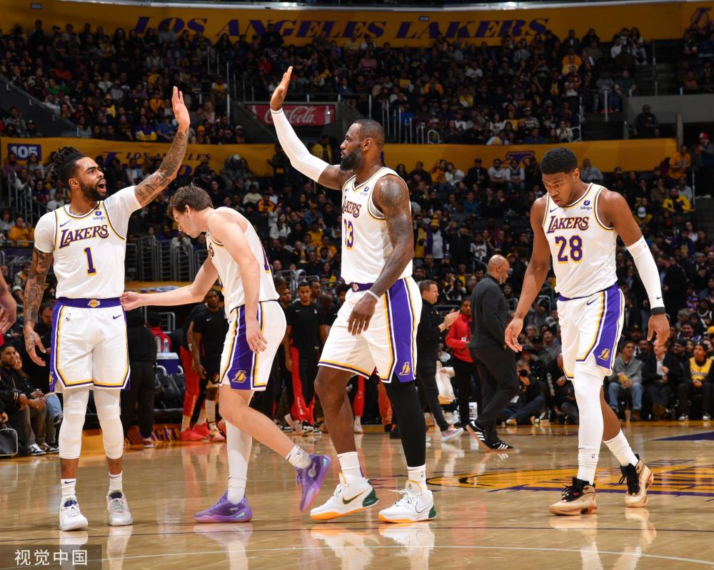 座无虚席，比赛开始前球迷为国足呐喊助威.