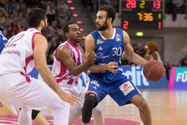 年轻中场以 年轻中场以